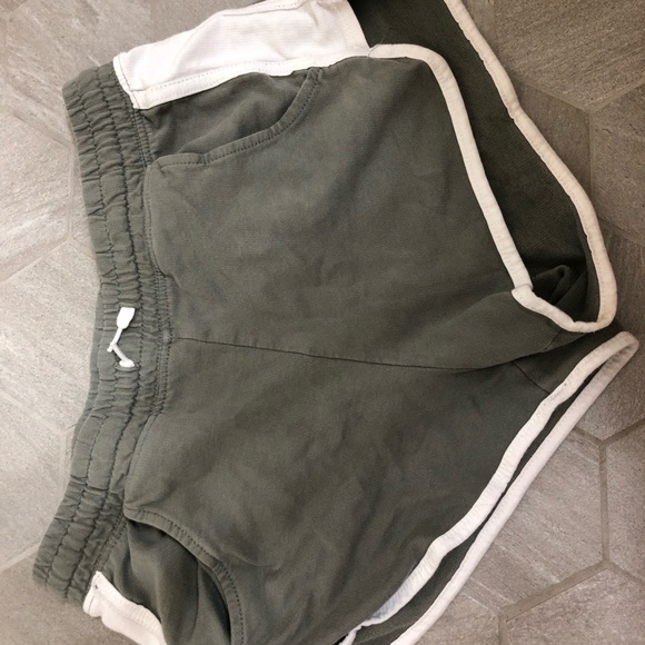 H&M green Shorts - Picture 1 of 2